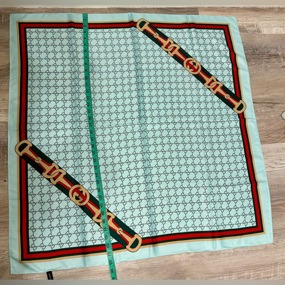 Like new! Gucci silk square scarf 34"x34"
